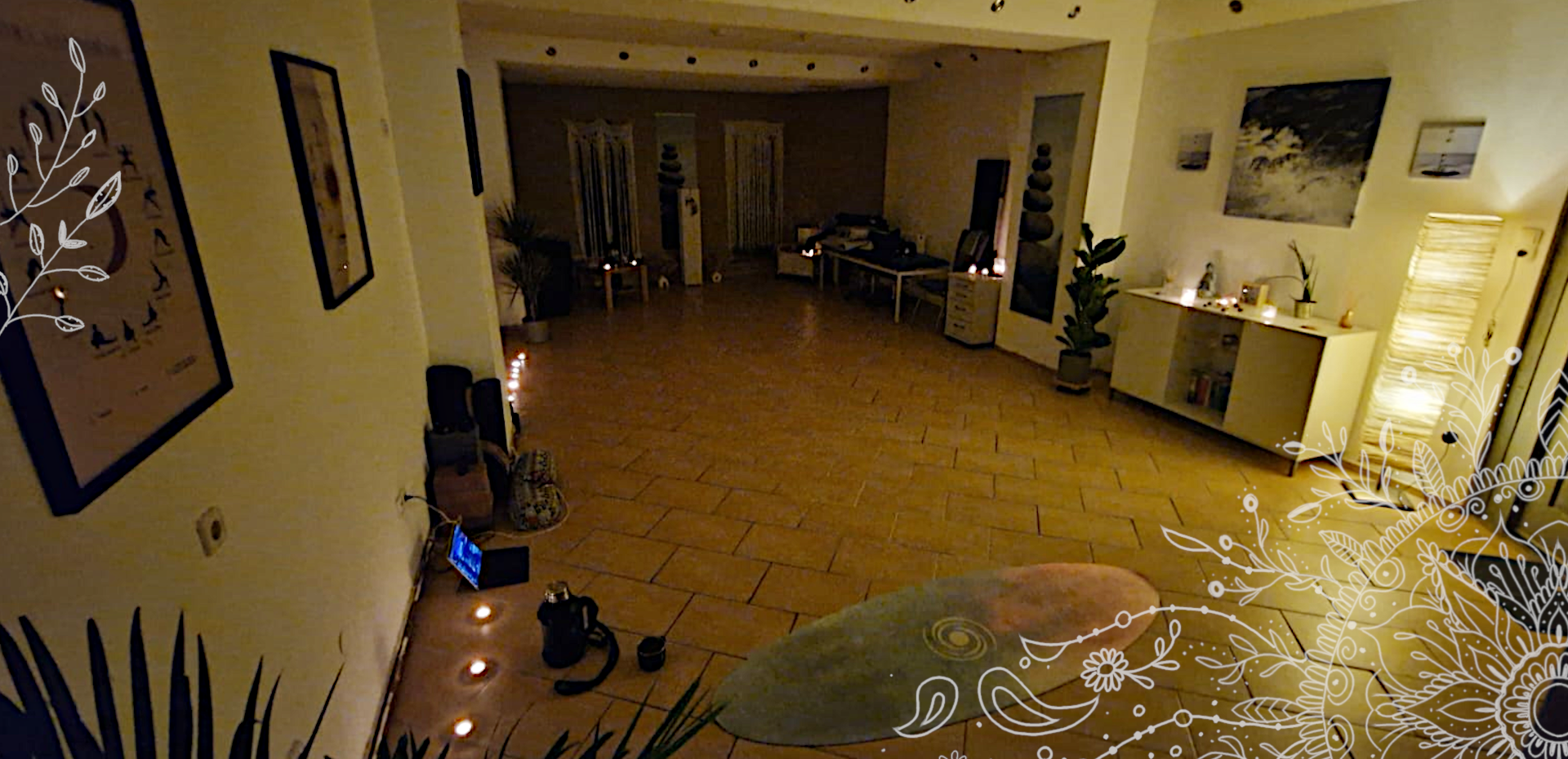 Eine Aufnahme des Yoga-Studios. Viele Kerzen. angenehme Beleuchtung.